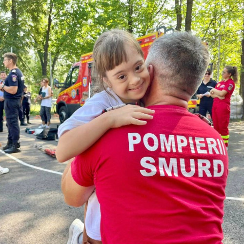 Pompierii din Botoșani, primiti cu îmbrățișări de la tineri cu dizabilități