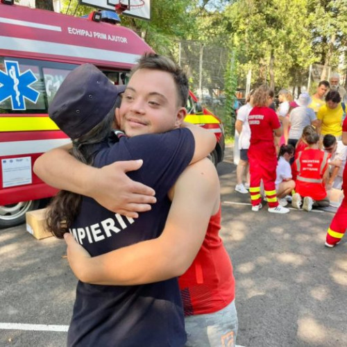 Pompierii din Botoșani primesc 47 de îmbrățișări de la tineri cu dizabilități