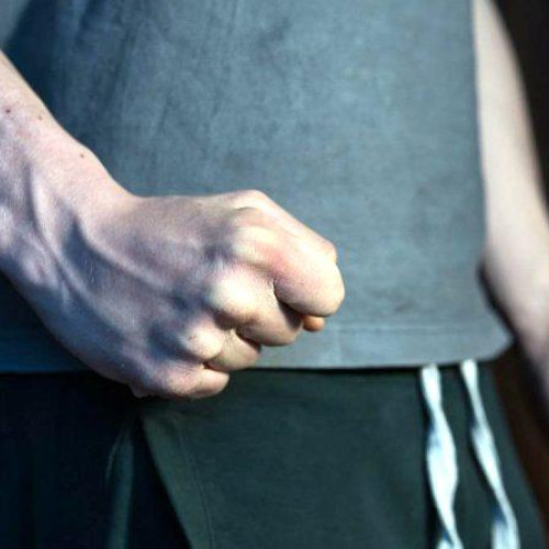 Scandal provocat de creșterea găinilor într-un bloc din Oravița