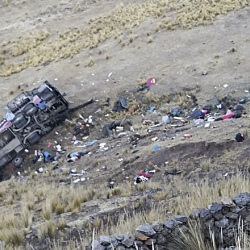 Autobuz prăbușit într-o râpă în Peru: 21 de morți și 20 de răniți