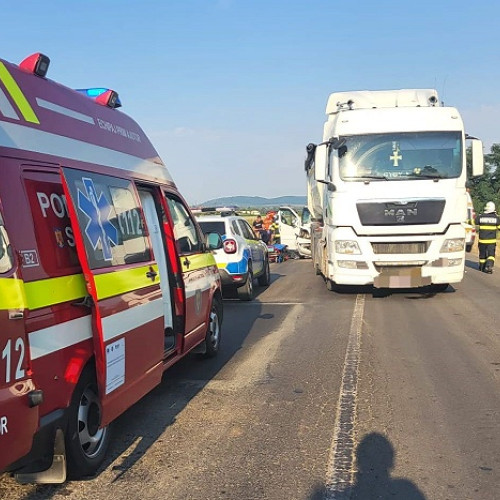 Accident rutier între un camion și un microbuz cu 10 călători