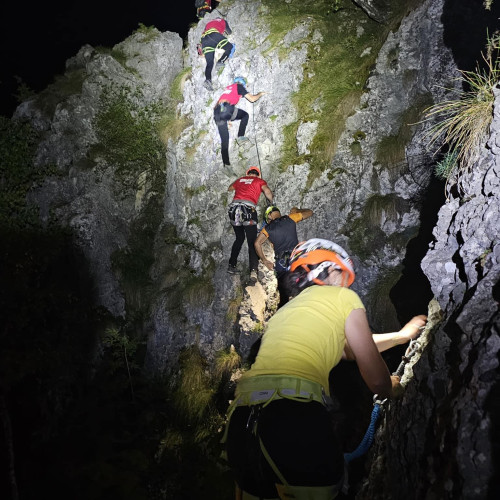 <pre><code class="language-markdown">### Salvamontiști din Brașov și Gorj au demarat pregătirile pentru Moonlight Rescue 2024

Ieri seară, echipele de salvamontiști din Brașov și Gorj au desfășurat activități de pregătire pentru Moonlight Rescue 2024. "Am început activitățile de pregătire din cadrul Moonlight Rescue 2024. Ieri seară, echipele de salvatori montani de la SPJ Salvamont Brașov, împreună cu colegi de la diverse structuri Salvamont din întreaga țară, au parcurs un traseu de via ferrata pe timp de noapte.", se arată într-un comunicat.

Acțiunea a implicat un traseu pe via ferrata realizat sub lumina lunii, simulând condiții de intervenție nocturnă. Echipele au trebuit să facă față provocărilor specifice unei astfel de intervenții, asigurându-se că sunt pregătite pentru orice eventualitate.

Evenimentul Moonlight Rescue 2024 se dorește a fi un test important pentru salvatorii montani, care trebuie să își demonstreze abilitățile și să-și perfecționeze tehnicile în condiții de noapte. Participarea la astfel de exerciții este esențială pentru menținerea unui nivel ridicat de profesionalism și eficiență în intervențiile reale.

Pregătirile pentru Moonlight Rescue 2024 continuă și în zilele următoare, echipele de salvatori montani având în plan diverse activități care să le testeze și să le îmbunătățească abilitățile specifice.
</code></pre>
