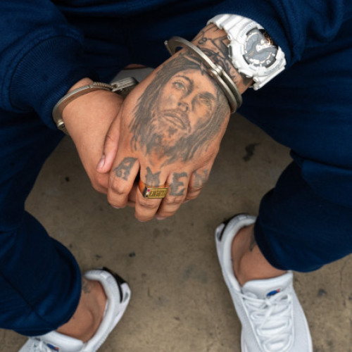 Cinci urmăriți internațional aduși în România de polițiști