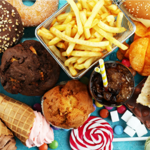 Adolescentii consuma doua treimi din calorii din alimente ultraprocesate, dezvăluie un nou studiu