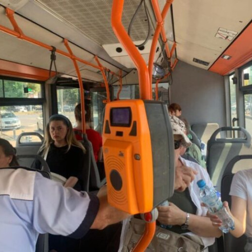 Angajații primăriei Sectorului 5 au distribuit apă în zonele publice și mijloacele de transport