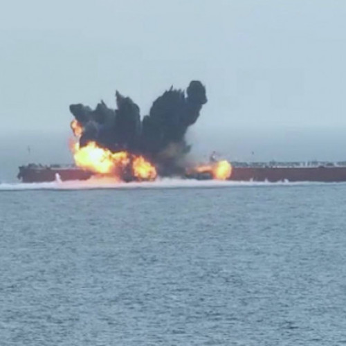 O pată de petrol de peste 220 de kilometri în Marea Roșie după un atac Houthi asupra unui petrolier