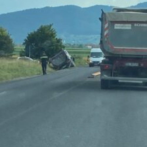 Accident rutier în Tohanul Nou: Un camion a ajuns în șanț, traficul este blocat