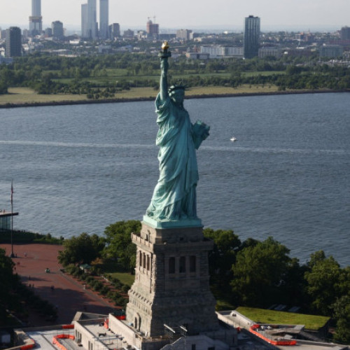 O minge de foc a traversat cerul deasupra Statuii Libertății, provocând panică și cercetări intensive