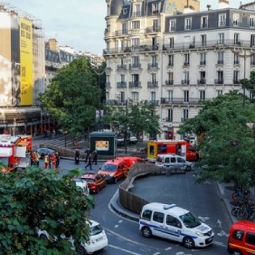 O mașină a intrat pe terasa unei cafenele din Paris, rănind grav mai multe persoane