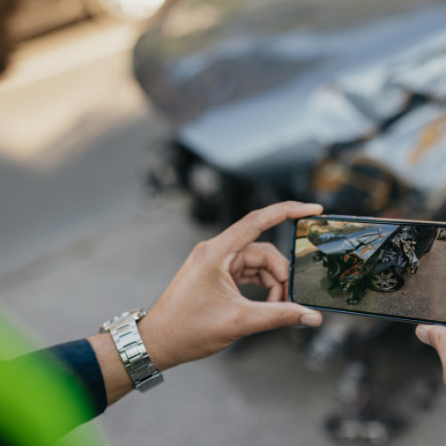 Un polițist din Sibiu, acuzat că a înscenat un accident pentru fraude cu asigurări