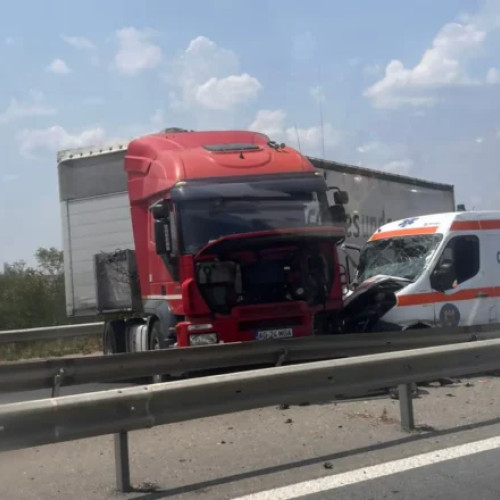 Accident grav pe autostrada Pitești - București: o ambulanță și un TIR implicate
