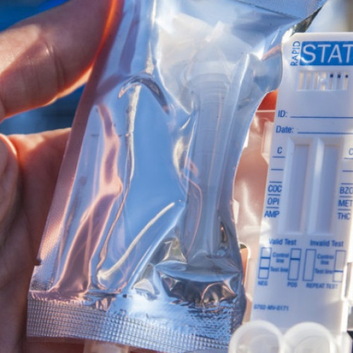 <pre><code class="language-markdown">### Guvernul a adoptat normele pentru suspendarea permisului de conducere până la finalizarea testelor antidrog

Guvernul României a adoptat joi normele de aplicare a ordonanței de urgență care prevede suspendarea permisului de conducere până la încheierea testelor antidrog, a anunțat purtătorul de cuvânt al Executivului, Mihai Constantin. Anunțul a fost făcut în cadrul unei conferințe de presă, conform Agerpres.

Hotărârea guvernamentală adoptată finalizează setul de reglementări pentru siguranța circulației rutiere. Mihai Constantin a explicat că hotărârea stabilește modul de organizare al activităților la nivelul Poliției Române și al instituțiilor medico-legale, cu respectarea termenului de 72 de ore indicat în OUG 97/2024, adoptată săptămâna trecută.

În același timp, Ministerul Sănătății și Ministerul Afacerilor Interne vor înființa o comisie care va desemna instituțiile medico-legale responsabile de efectuarea analizelor toxicologice. Comisia va decide și asupra arondării unităților teritoriale de Poliție și programului de asigurare a permanenței în zilele libere.

Ministerul Afacerilor Interne, cu sprijinul Ministerului Sănătății, va dezvolta o platformă informatică dedicată care va facilita comunicarea între instituțiile medico-legale și unitățile de Poliție. Aceasta va permite transmiterea rezultatelor analizelor toxicologice către unitățile de Poliție.

“Săptămâna trecută a fost adoptată ordonanța de urgență care include prevederi privind suspendarea permisului de conducere până la finalizarea testelor antidrog în laboratoarele de medicină legală. Guvernul a adoptat astăzi normele de aplicare. Hotărârea este propusă de Ministerele Sănătății și Afacerilor Interne și conține normele privind recoltarea, depozitarea și transportul mostrelor biologice, în vederea stabilirii imbibației de alcool în sânge sau a prezenței sau absenței în organism a substanțelor psiho-active, în cazul persoanelor implicate în evenimente sau împrejurări legate de traficul rutier”, a explicat Mihai Constantin.
</code></pre>
