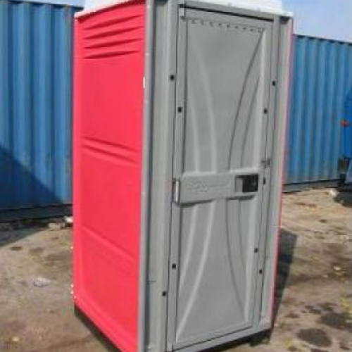 Toaletă mobilă instalată pe trotuar creează nemulțumiri printre vecini