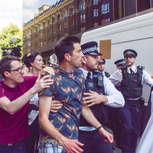 Cinci activiști de mediu condamnați la închisoare pentru blocarea unei autostrăzi