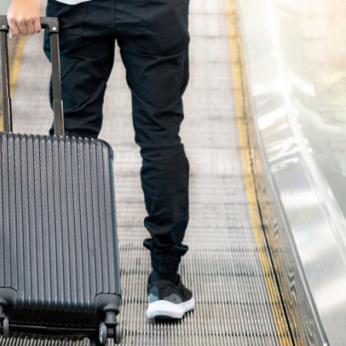 Pasagerii de pe Aeroportul Henri Coandă așteaptă ore întregi bagajele