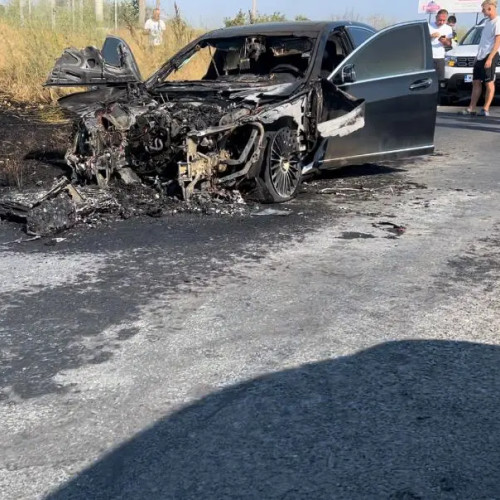 Pompierii intervin la un incendiu auto