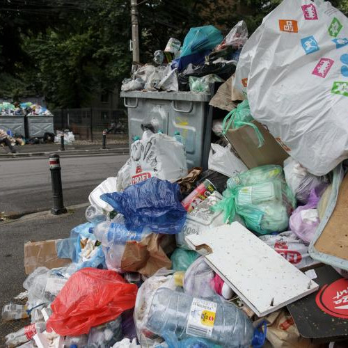 O clujeancă solicită ajutorul Primăriei din cauza gunoielor neridicate