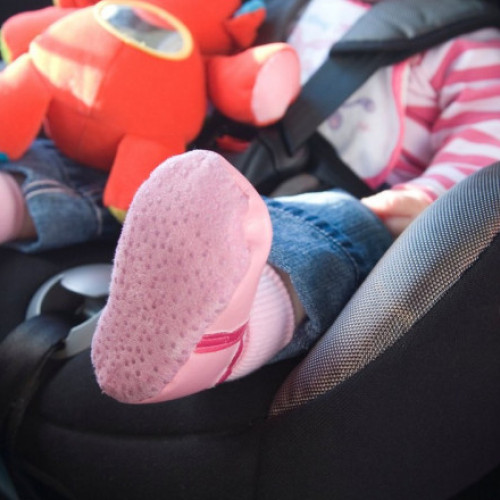 Tragicul deces al unei fetițe de un an în Italia după ce a fost uitată în maşină