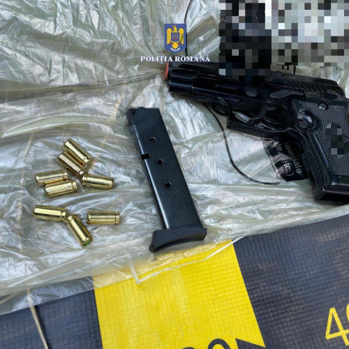 Poliția a prins un bărbat care încerca să vândă un pistol în Moroeni