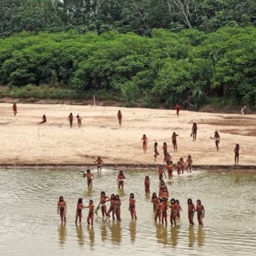 Imagini rare cu tribul Mashco Piro din jungla amazoniană