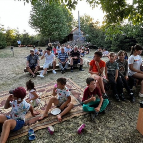 Tinerii din Parohia "Sfantul Mare Mucenic Dimitrie" din Pleşani, eveniment cu film în aer liber
