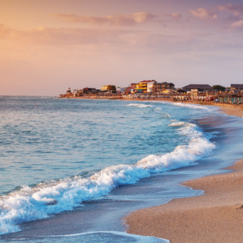 Temperaturile ridicate de pe litoral atrag numeroși turiști, în ciuda prețurilor mari