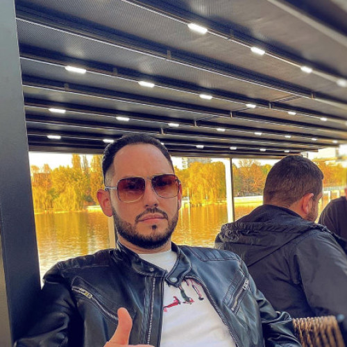 Andrei Versace, cunoscut în mediul online, găsit decedat în apartament