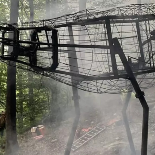 Incendiu la o machetă de dinozaur în Dino Parc Râșnov