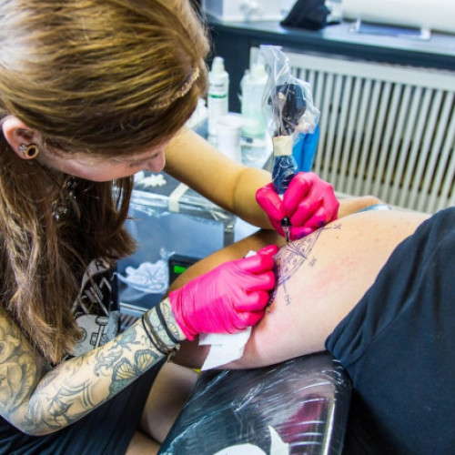 Bacterii periculoase descoperite în cerneala pentru tatuaje și machiaj permanent