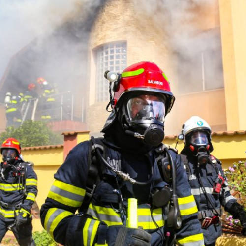 Intervenție a pompierilor în București la un incendiu cu 12 autospeciale