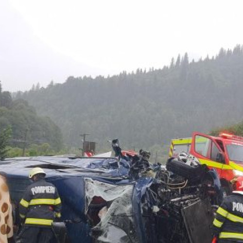 Coliziune între un microbuz și un tir în Prisaca Dornei