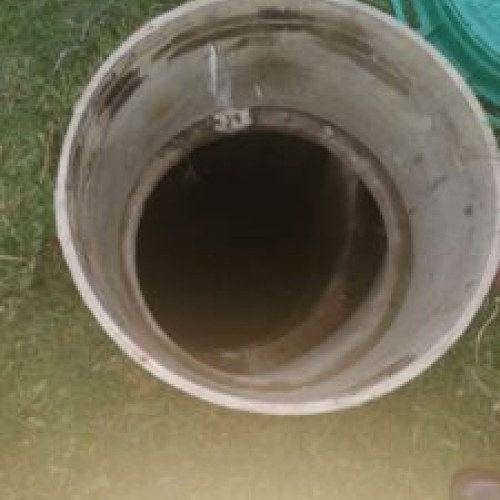 Copil de 4 ani salvat de pompieri după ce a căzut într-un canal adânc de 6 metri în Buzău