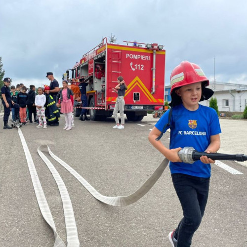 Pompierii botoșăneni educă copiii la Școala de Vară "Biserica, ochii copiilor"