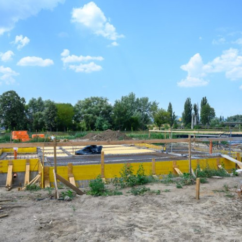 Cafenea panoramică pe insula din lacul de agrement din Sfântu Gheorghe