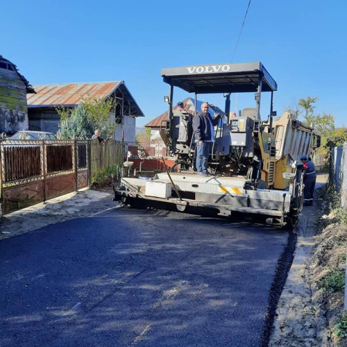 Lucrări de asfaltare în satul Lunca, comuna Voinesti
