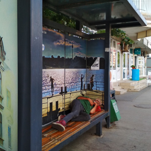 Cetățenii din Galați vor avea adăposturi mai curate în stațiile de transport