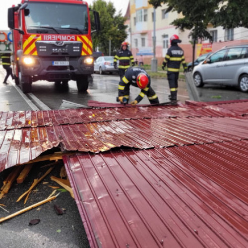 Furtuna din Giurgiu provoacă pagube: acoperișuri distruse și copaci căzuți