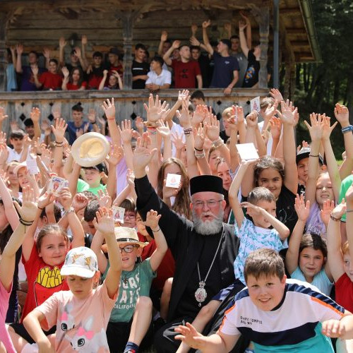 Preasfințitul Părinte Iustin vizitează tabăra de vară pentru copii