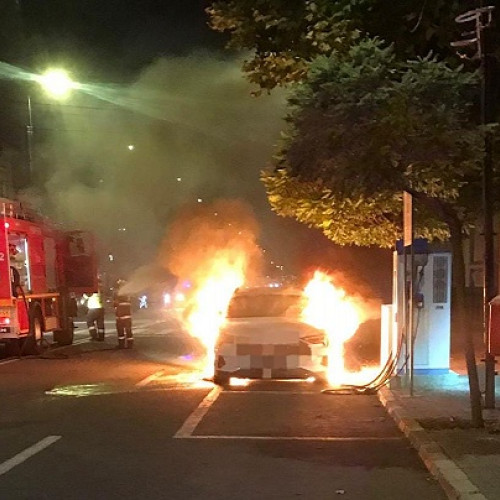 Incendiu la un autoturism electric în Satu Mare