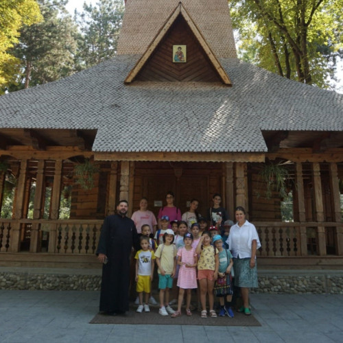 Peste 2.000 de copii participă la taberele organizate în arhiepiscopie