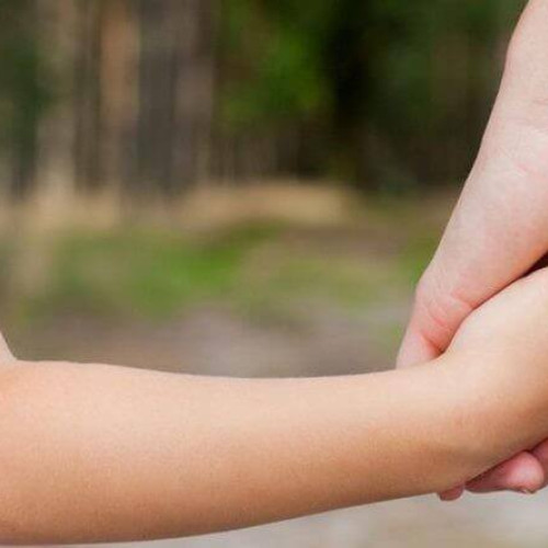 Condiții mai stricte pentru asistenții maternali: vârsta minimă se ridică la 21 de ani