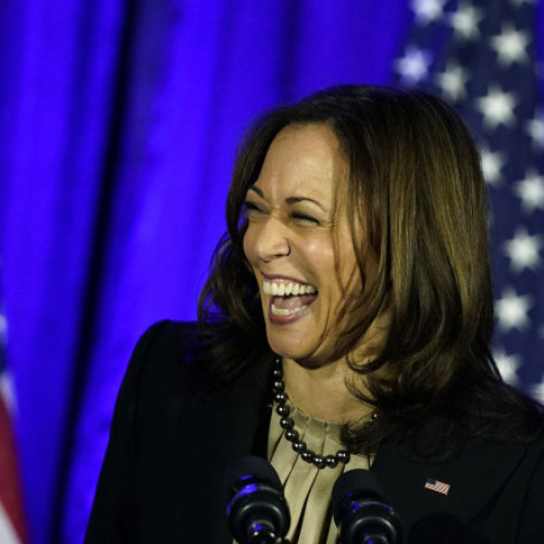 Rusia își atacă rivala Kamala Harris prin propagandă rasistă și sexistă