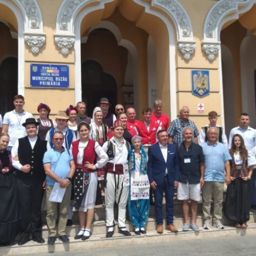 Parada costumelor tradiționale la Festivalul Internațional de Folclor "Plaiurile Mioritei"