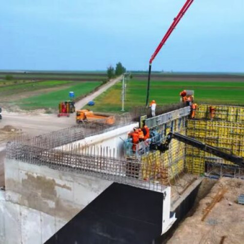 Un muncitor a decedat după o cădere de pe un pod pe șantierul Autostrăzii A7