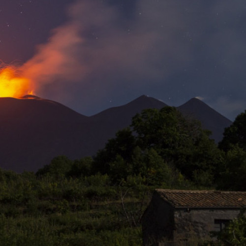 Vulcanul Etna erupe din nou, zeci de zboruri anulate