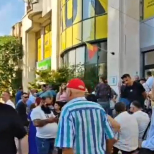 Zeci de români stau la coadă pentru apartamente de 35.000 de euro, provocând reacții din partea profesorului Naumescu