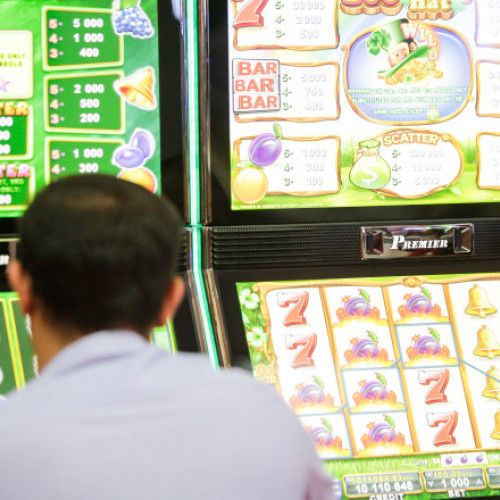 Tânărul din Lupeni, condamnat pentru distrugerea unui aparat de jocuri de noroc