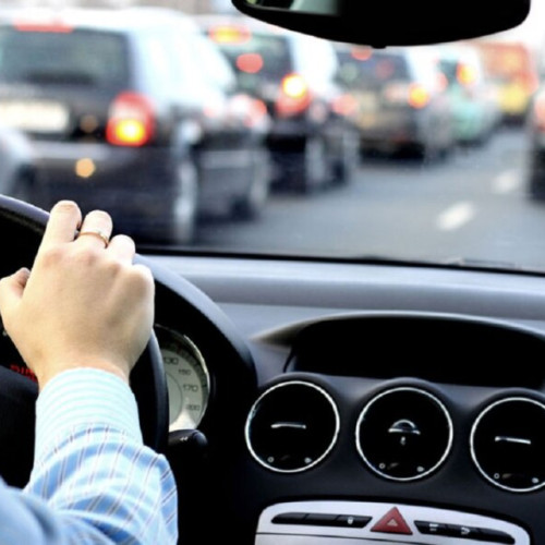 Diferențele legale între mașinile cu transmisie automată și cele cu transmisie manuală în România