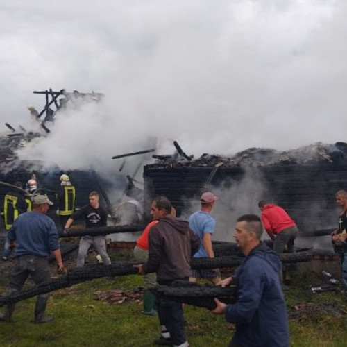 Incendiu puternic la Vlahita, posibil provocat de un trasnet