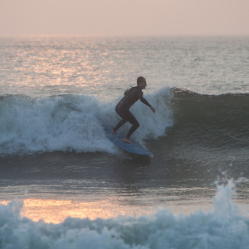 Piciorul amputat al unui surfer din Australia adus la mal după atacul unui rechin